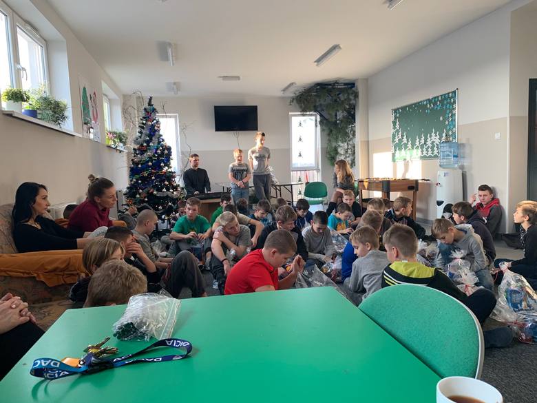 PCK w Łowiczu przygotował świąteczne paczki dla młodzieży z MOS w Kiernozi [ZDJĘCIA]