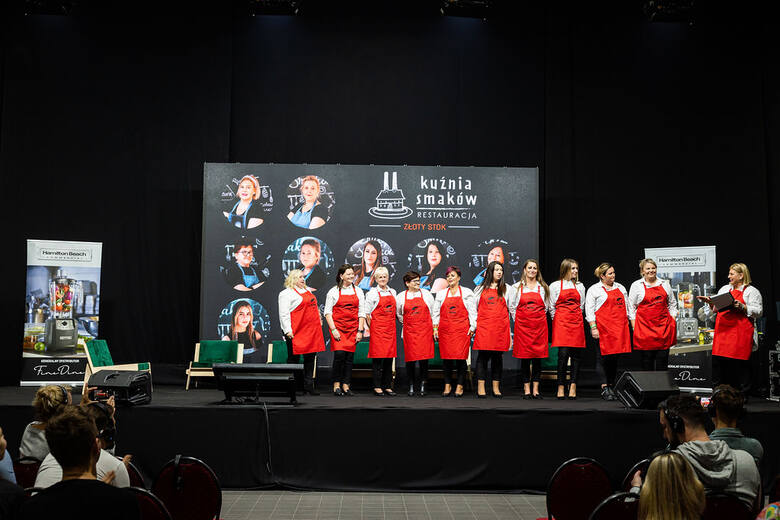 Zespół 12 kobiet na scenie podczas Kongresu Szefów Kuchni i Restauratorów w Warszawie.