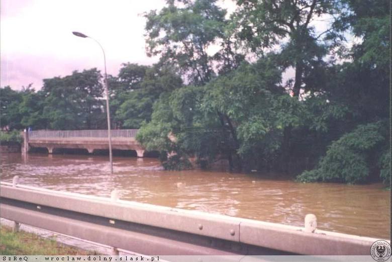 Wiadukt dawnej kolei marchijskiej zalany podczas powodzi w 1997 roku