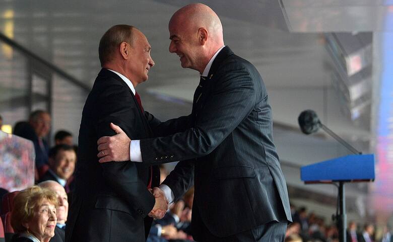 Władimir Putin i prezydent FIFA Gianni Infantino podczas mundialu w Rosji w 2018 roku.