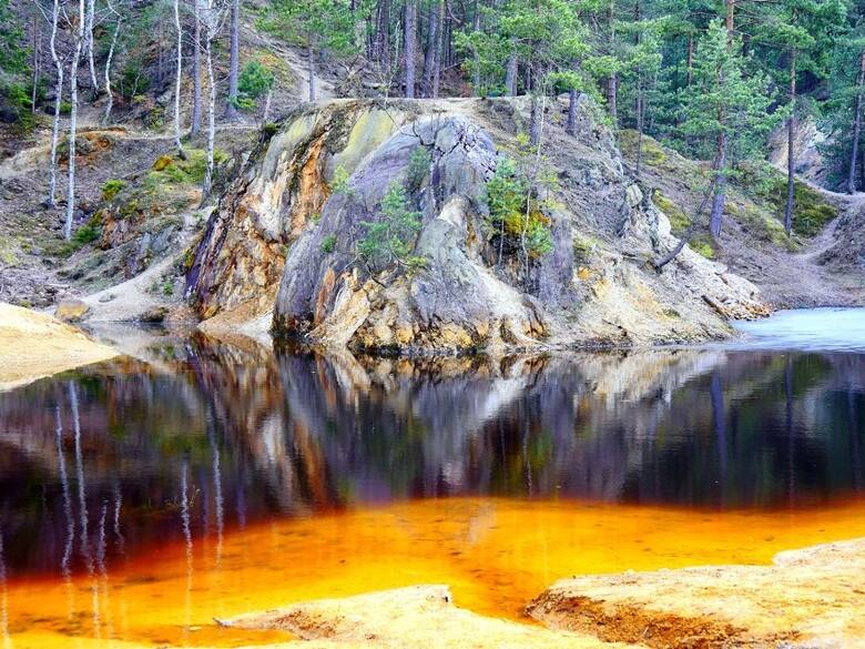 Kilka kolorowych jezior, położonych w niedalekiej odległości od siebie to pozostałości po wydobyciu pirytu przez dawne kopalnie. Rudawski Park Krajobrazowy