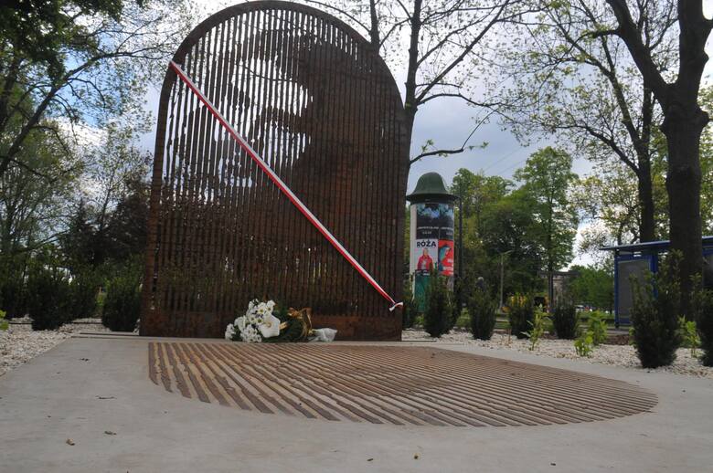 Pomnik na skwerze przed domem studenckim "Żaczek"