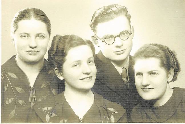 Leszek Biały z siostrami. Dwie - Zuzanna i Maria - w czasie okupacji należały do Armii Krajowej.