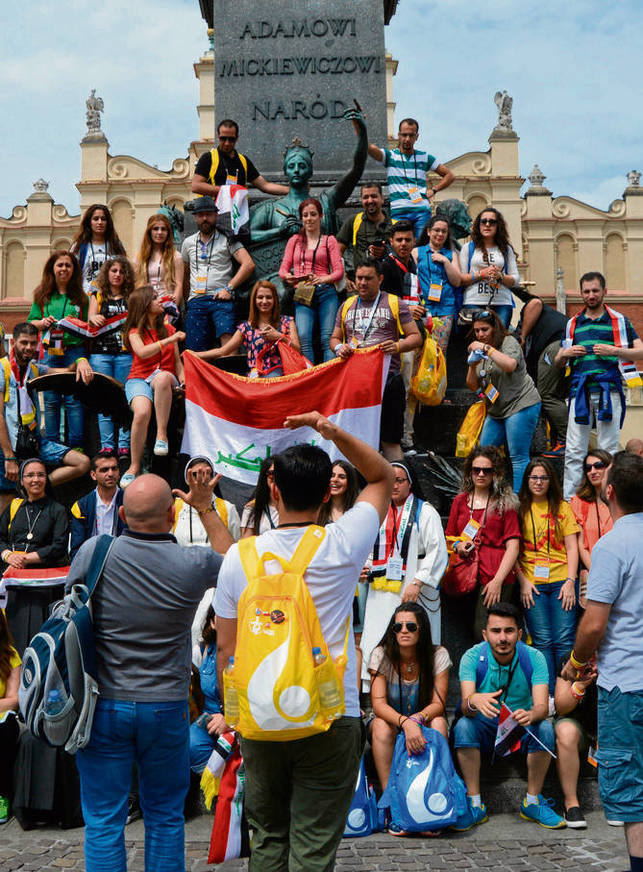 Z kolei Irakijczycy chętnie fotografowali się pod pomnikiem Adama Mickiewicza. Przez kwadrans śpiewali tam swoje narodowe pieśni. - Jesteśmy radośni i niczego się tu nie obawiamy, bo przecież Bóg nas chroni - mówił Nashwan Cosa, jeden z irakijskich pielgrzymów. 