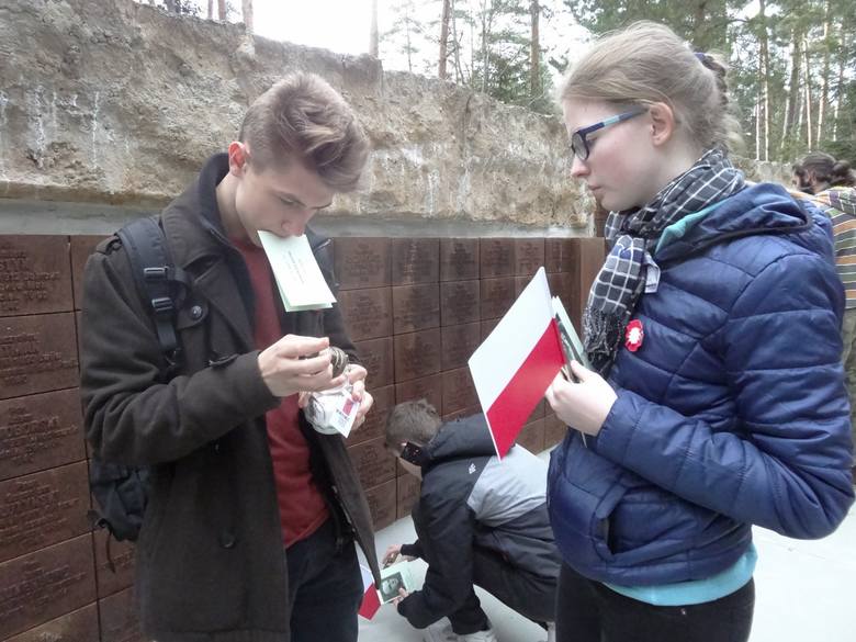 Uczniowie wielkopolskich szkół złożyli hołd pomordowanym w Katyniu