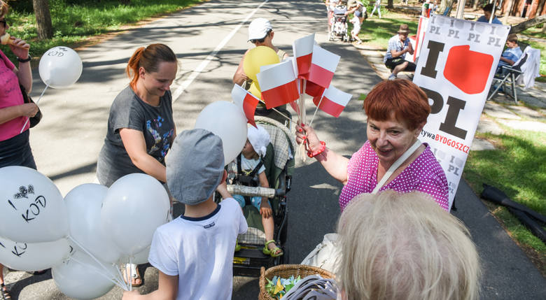 W Bydgoszczy sympatycy Komitetu Obrony Demokracji zorganizowali rodzinny piknik. Rozdawali proporczyki i Konstytucję RP. Można się było zapisać do powołanego w marcu stowarzyszenia i poprzeć projekt obywatelskiej ustawy dotyczącej praw kobiet.