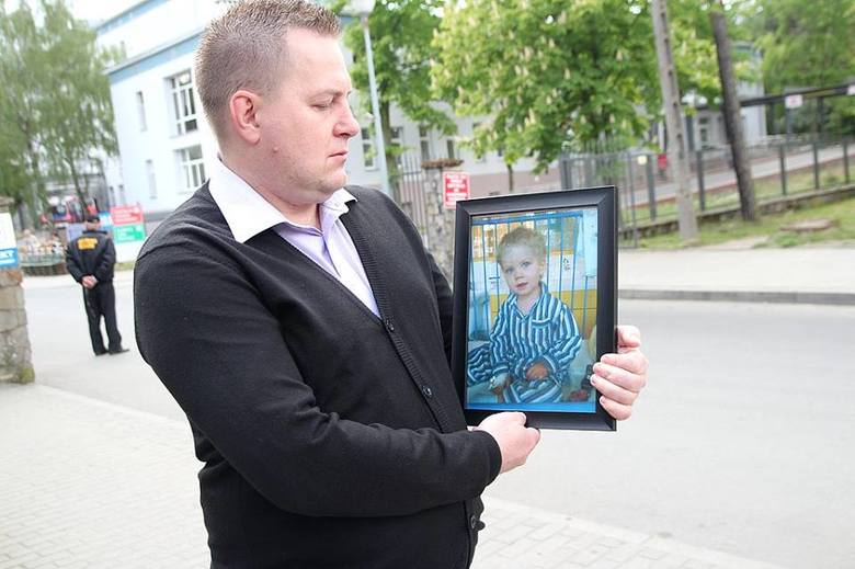 Piotr Czajkowski po śmierci synka Oliwiera nie może zrozumieć, dlaczego lekarze w szpitalu we Włocławku nie udzielili jego 2,5 letniemu dziecku należytej pomocy