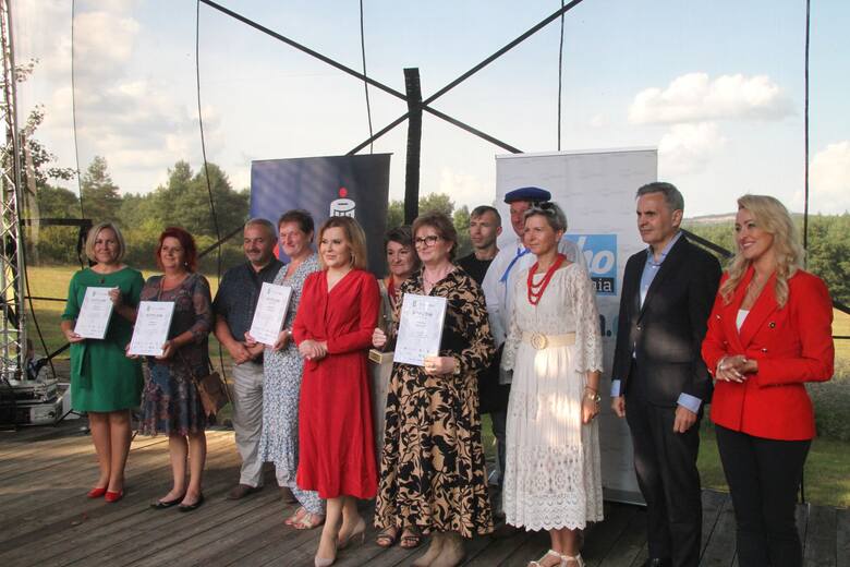 Na zdjęciu laureaci w kategorii Sołectwo Roku w Świętokrzyskiem  z wiceminister sportu i turystyki, świętokrzyską posłanką Anną Krupką, redaktorem naczelnym