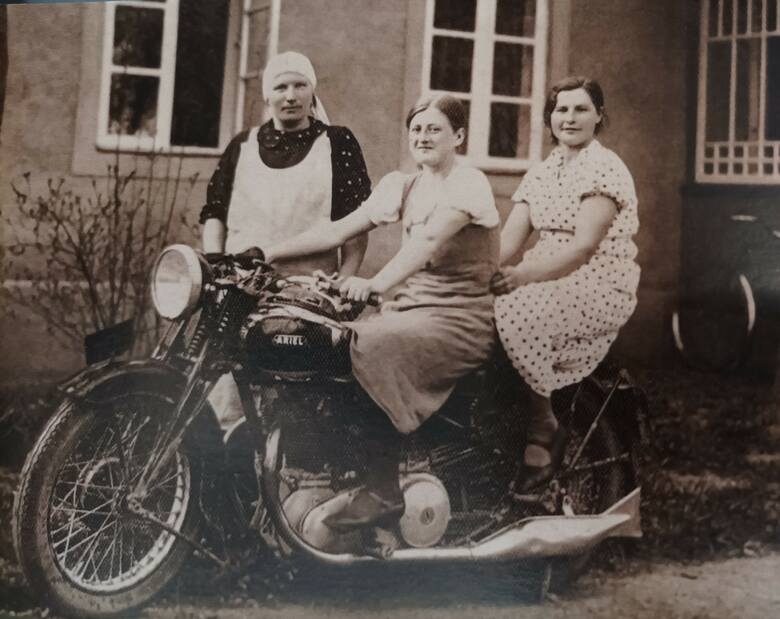 Pocztówka ze starym zdjęciem kobiet na motorze