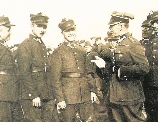 Marian Taczak (po prawej) podczas wykładów z udziałem oficerów.