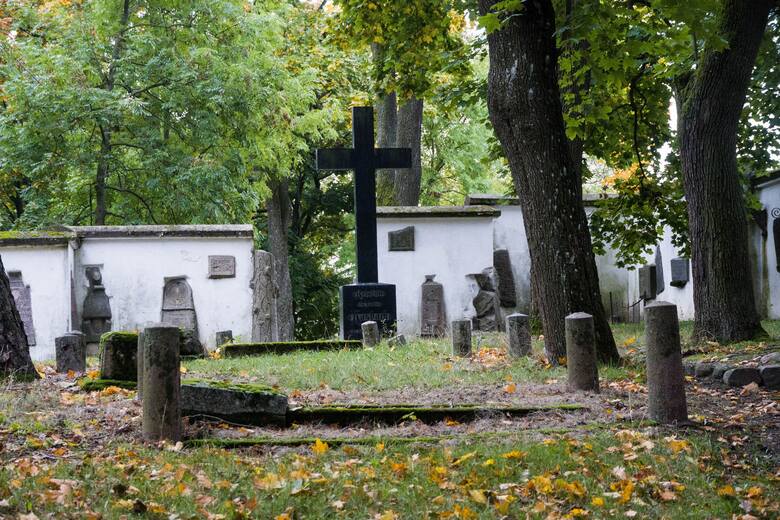 Cmentarz ewangelicko – augsburski w Białymstoku. Zapomniana, zaniedbana nekropolia niedaleko centrum miasta. Zobacz jak wygląda dzisiaj