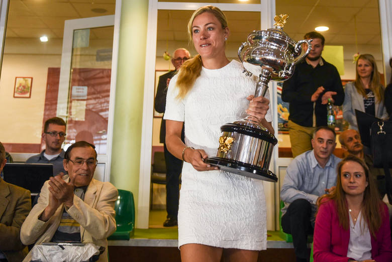 Angelique Kerber prezentuje puchar za zwycięstwo w ubiegłorocznym turnieju Australian Open