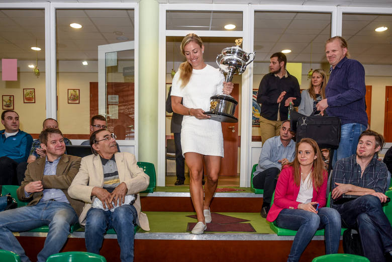 Angelique Kerber prezentuje puchar za zwycięstwo w ubiegłorocznym turnieju Australian Open