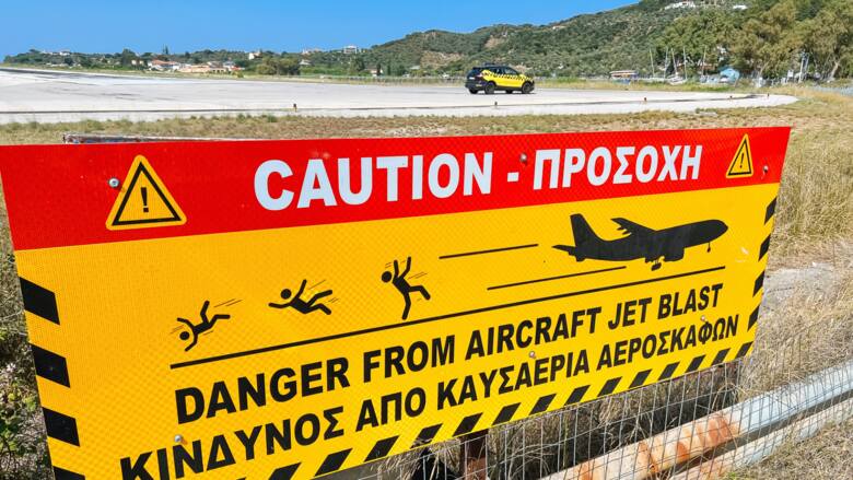 Znak ostrzegawczy na lotnisku w Skiathos