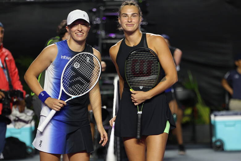 Iga Świątek i Aryna Sabalenka przed rozpoczęciem półfinałowego spotkania WTA Finals w Cancun