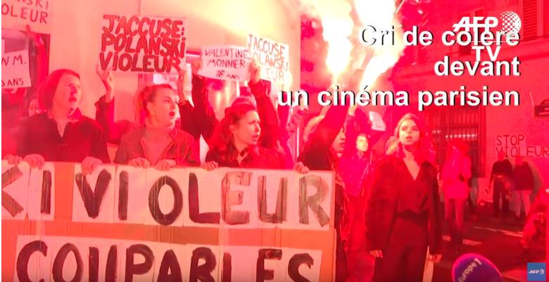 Przedpremierowy pokaz filmu w Paryżu zablokowany został przez  demonstrację feministek. Na transparentach: Oskarżam: Polanski gwałciciel.