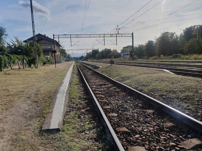 Podróż Z Zielonej Góry i innych lubuskich miejscowości jest teraz utrudniona z powodu remontów torów na trasie Czerwieńsk - Zbąszynek oraz Poznań - Warszawa.