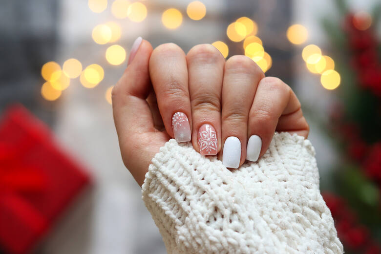 Paznokcie wyglądające, jak śnieg i szron? Czemu nie? To manicure, który wpisuje się w świąteczny klimat.