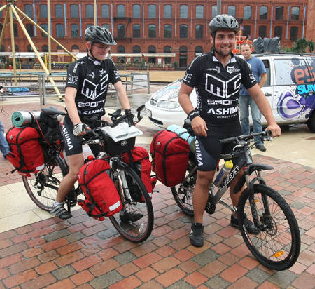  Mateusz Bratuszewski (z lewej) i Mateusz Buczkowski wyjechali wczoraj na rowerową wyprawę wzdłuż granic kraju. 