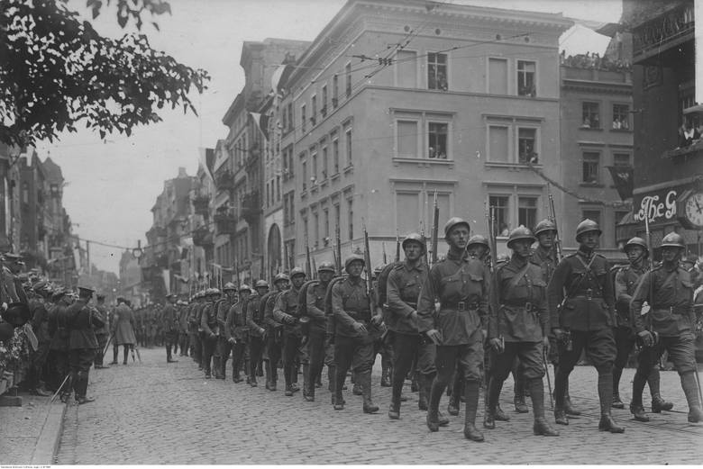 Defilady wojskowe były nieodłącznym elementem Święta Żołnierza Polskiego, obchodzonego w międzywojennym Toruniu co roku 15 sierpnia.