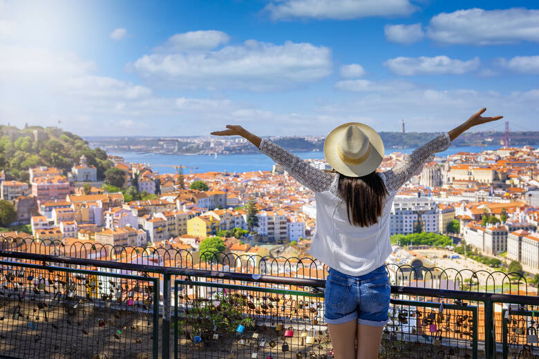 Szczęśliwa turystka podziwiająca panoramę Lizbony 