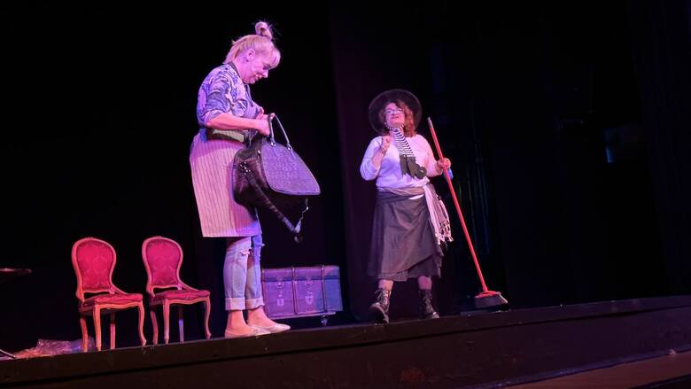 Spektakl "Kopciuszek" wystawiony w Lubuskim Teatrze przez amatorski zespół aktorów (pracowników placówek oświatowych w Zielonej Górze