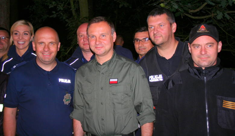 Na koniec spotkania funkcjonariusze zrobili sobie z Andrzejem Dudą pamiątkowe zdjęcie