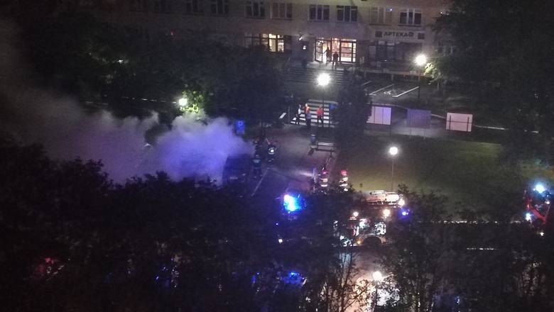 Nocny pożar przy szpitalu Biziela w Bydgoszczy. Płonął ford [zdjęcia od Czytelnika]
