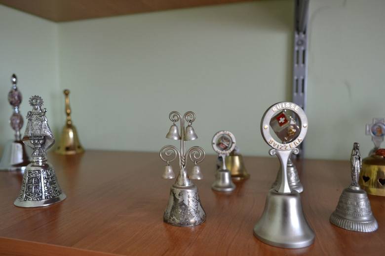 Na półkach znajduję dzwonki z porcelany, kryształu, metalu, gliny, koronek, a nawet z wulkanicznej lawy Etny