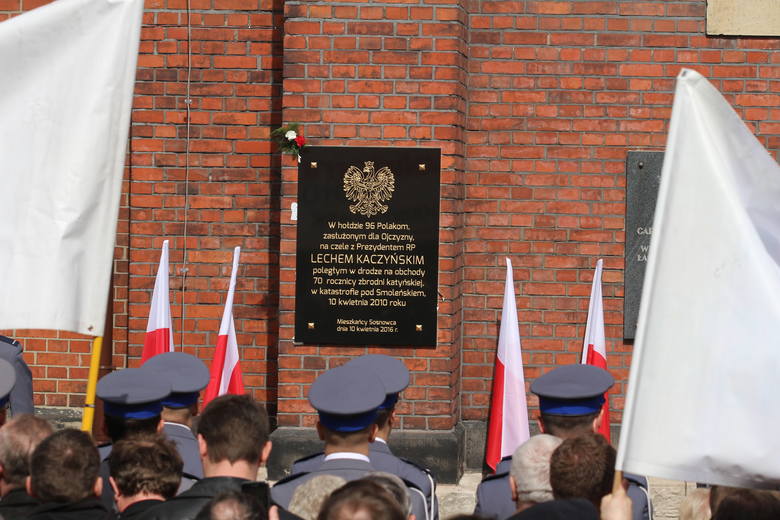Tablicę pamiątkową ku czci ofiar katastrofy smoleńskiej odsłoni Jarosław Kaczyński