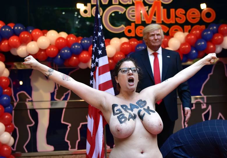 Protest Femen podczas odsłonięcia woskowej figury Trumpa. "Złap patriarchat za jaja!" VIDEO+ZDJĘCIA