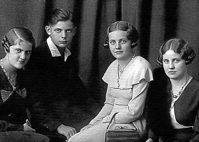 Leszek Biały z siostrami: Zuzanną (z lewej), Aliną (w środku) i Marią, Bydgoszcz 1934 rok.