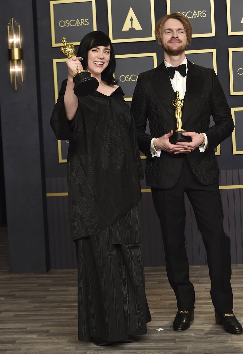 Billie Eilish i Finneas O'Connell w 2022 roku zdobyli Oscara za utwór „No Time to Die” do filmu o Jamesie Bondzie.