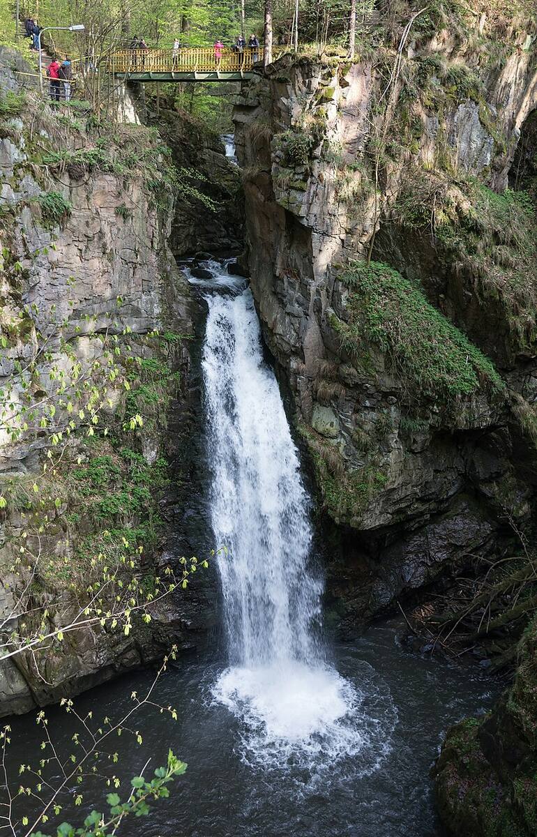 Wodospad Wilczki znajduje się w Międzygórzu, w Dolinie Wilczki, na terenie Gór Stołowych. Liczy 22 metry wysokości i to czyni czyni go najwyższym w regionie