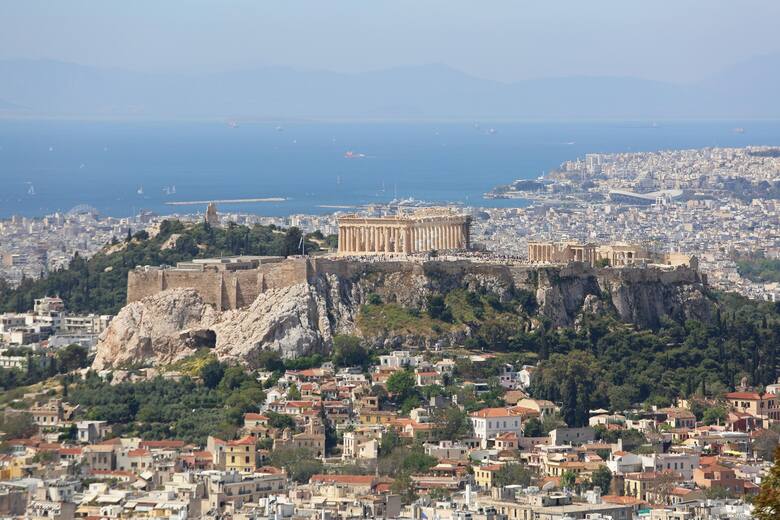 Słoneczna Grecja przyciągała Polaków w minionym roku. Ateny znalazły się na trzecim miejscu ulubionych kierunków, za wyspami Kretą i Korfu.