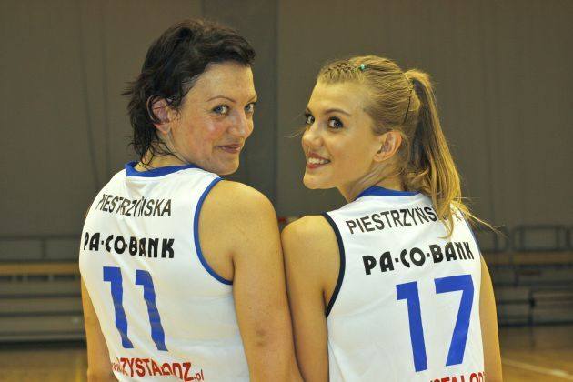 Renata i Natalia Piestrzyńskie. W koszykówkę gra też Julia.