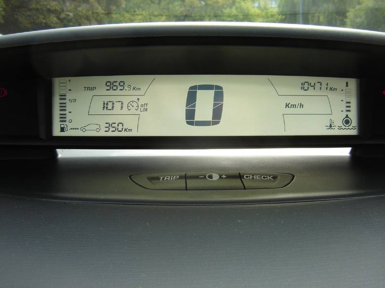 Citroen C4 zadebiutował podczas salonu samochodowego w Paryżu w 2004 r. Zastąpił sprawdzoną, ale wysłużoną Xsarę. Auto przypominające nieco stylistyką