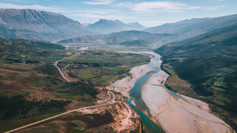 Wjosa, płynąca przez Grecję i Albanię, to jedna z ostatnich nieuregulowanych rzek Europy.