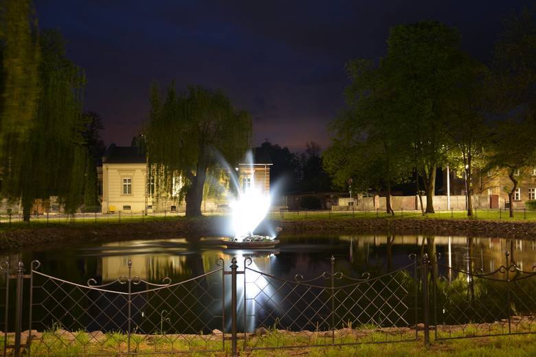 Jedną ze zmian, która cieszy mieszkańców Sulechowa, jest działająca znów fontanna. Podświetlona w nocy robi magiczne wrażenie