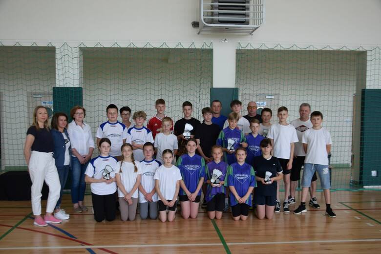 Uczniowie klas VII i VIII z gminy, uczestnicy rozgrywek w badmintona po zakończonym turnieju wraz z organizatorami.