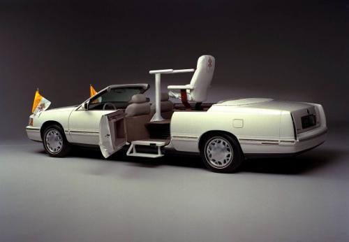 Fot. General Motors: Cadillac de Ville z 1999 r. z podnoszoną platformą, na której umieszczono fotel. Tym pojazdem poruszał się Jan Paweł II podczas