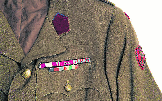 Kurtka mundurowa kpt. Massalskiego znajdująca się w zbiorach Muzeum Okręgowego. Nad lewą kieszenią baretki odznaczeń wojskowych