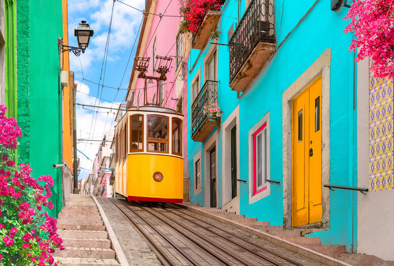 Charakterystyczny żółty tramwaj w Lizbonie