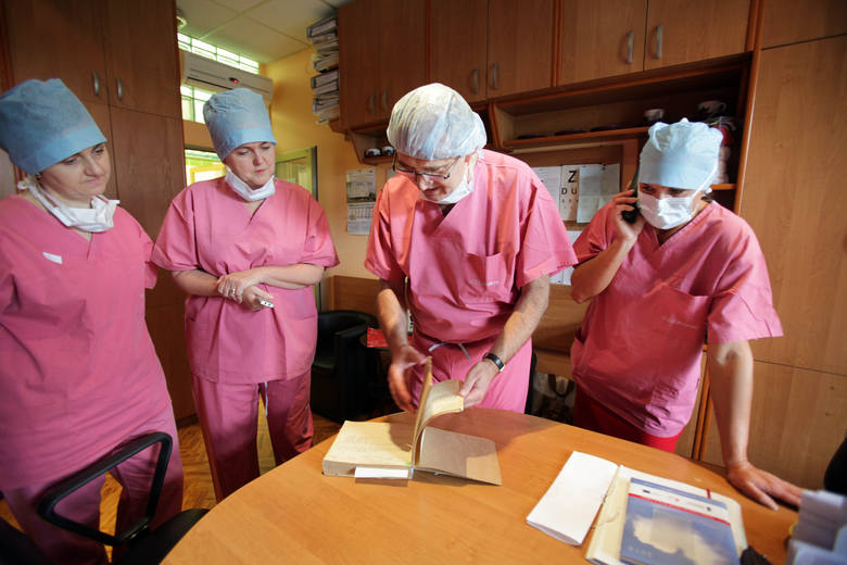 Wrzesień 2014: Profesor Marian Zembala po raz pierwszy pokazuje dziennikarzom (obok autorka tekstu Maria Zawała) dokumentalne księgi operacji w zabrzańskiej klinice kardiochirurgii. W tej z numerem 1 znajduje się zapis pierwszego przeszczepu serca w Polsce.