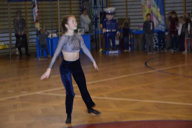 Akademia Tańca 4-20, prowadzona przez Moniką Kotowską wystąpiłą w piątek, 7 grudnia w hali OSiR. Pretekstem do występu był odbywający się tam Bal Mikołajkowy.
