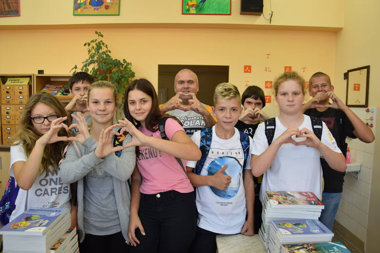 Koleżanki i koledzy z klasy Inez wraz z wychowawcą Grzegorzem Cegiełką