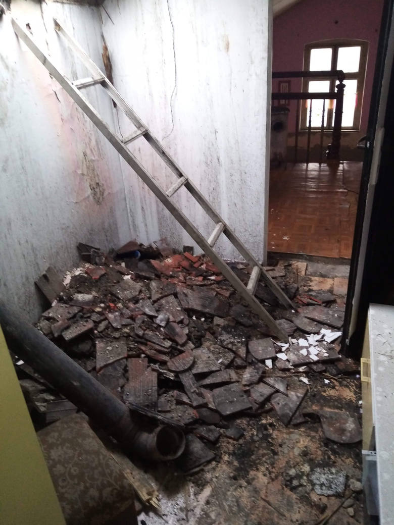 Pożar dachu sprawił, że doszło do zniszczenia pokoju 17-latki z Gubina. Trwa zbiórka pieniędzy na meble. A kiedy zostanie załatana dziura w dachu?