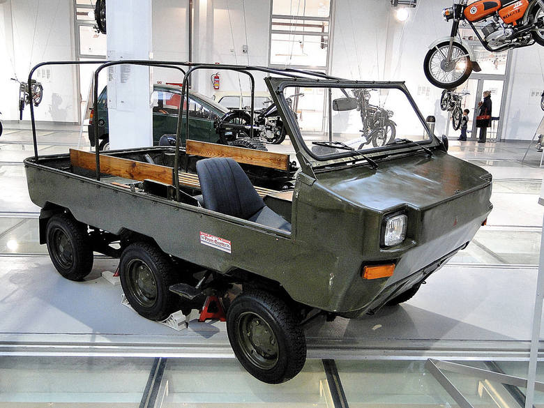 Fiat 126 LPT „Lekki Pojazd Terenowy” skonstruowanyw 1975 r. w Wojskowym InstytucieTechniki Pancernej i Samochodowej w Sulejówku.Miał napęd 6x4 i umiał