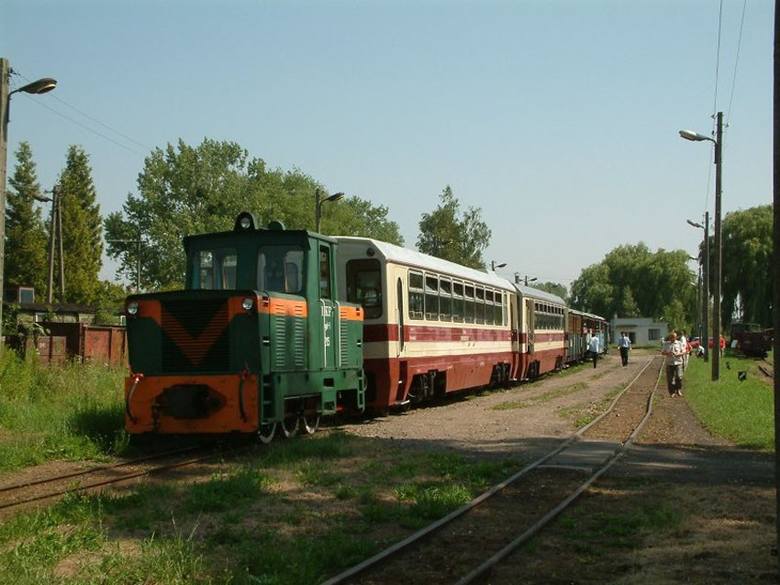 <strong>Kolejka wąskotorowa w Rogowie</strong><br /> Została zbudowana w 1915 roku w celu zaopatrywania linii frontu. Na stacji w Rogowie można podziwiać 130 jednostek wąskotorowego taboru.