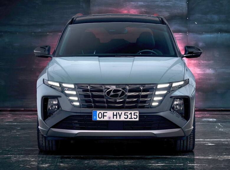 Hyundai Tucson IV jest atrakcyjnym wyborem dla tych, którzy szukają funkcjonalnego i stylowego auta rodzinnego z bogatym wyposażeniem. Chociaż silniki